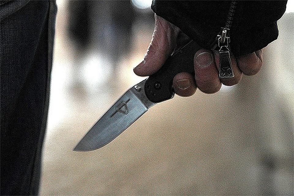 Петербуржец с ножом удерживал в квартире врачей скорой, которые приехали оказать помощь избитой им жене.