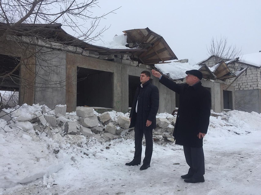 Крыша недостроенного дома рухнула под тяжестью снега