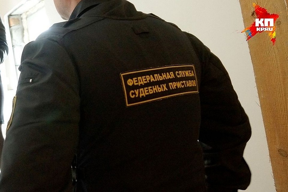 Должник хотел сбежать от пристава через окно второго этажа.