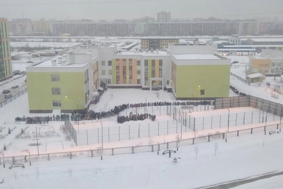 В Кудрово из-за учебной тревоги эвакуировали школу. Фото: vk.com/kudrovolife