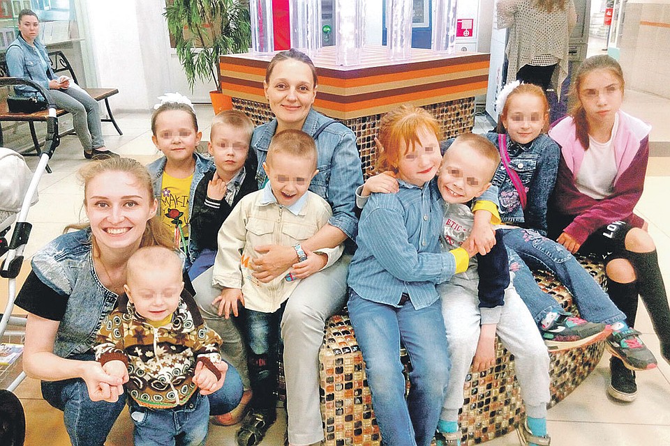 Это лишь небольшая часть семейства Ивана Сухова. Слева - гражданская жена Анна, в центре - Наталья: официально брак зарегистрирован только с ней. Фото: vk.com