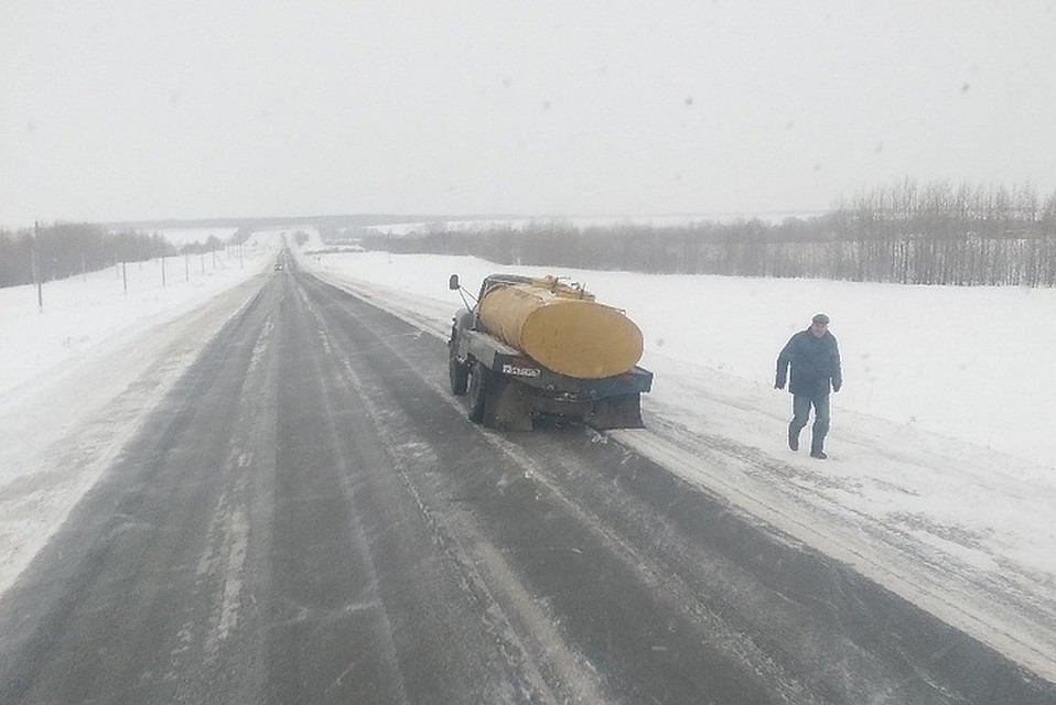 Молоковоз потерял два колеса