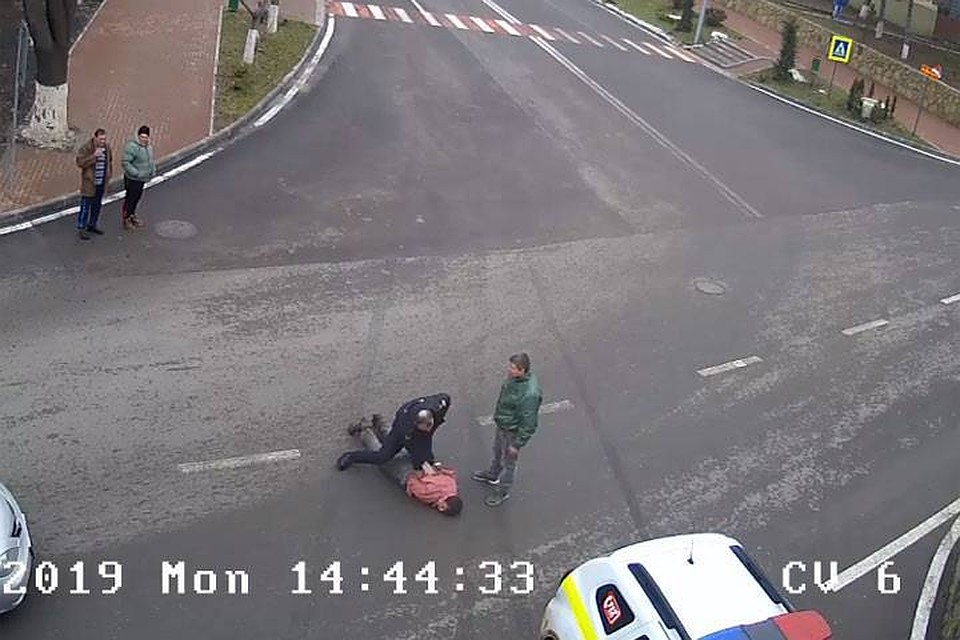 Нарушителя пришлось задерживать силой (Фото: скрин с видео).