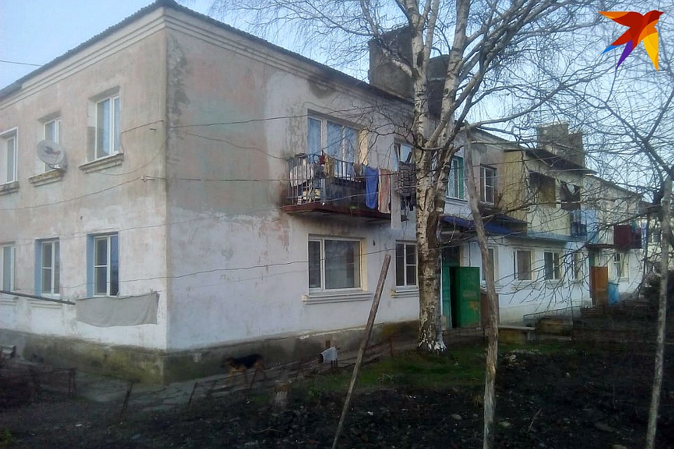 Ключи от нового жилья сиротам вручали тихо - без телевидения и традиционного перерезания ленточек. Фото: Максим ОСТРЫЙ.
