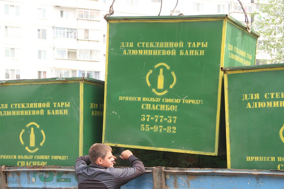 В Благовещенске установили 50 зеленых контейнеров в надежде, что люди будут сортировать мусор. Фото: Сергей ПЕТРОВ