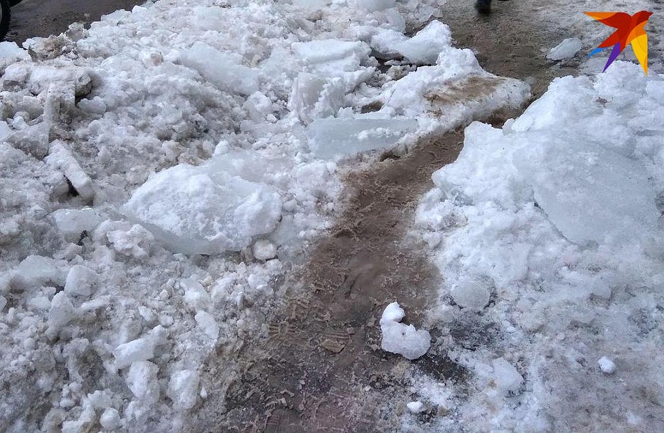 С крыш домов могут падать ледяные глыбы
