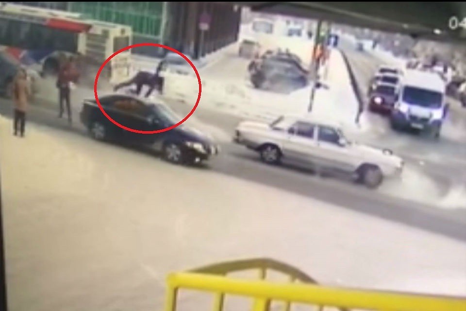 Один из подростков принял удар машины на себя. Фото: скриншот видео