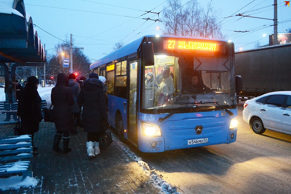 Водитель автобуса затормозил, уходя от столкновения.