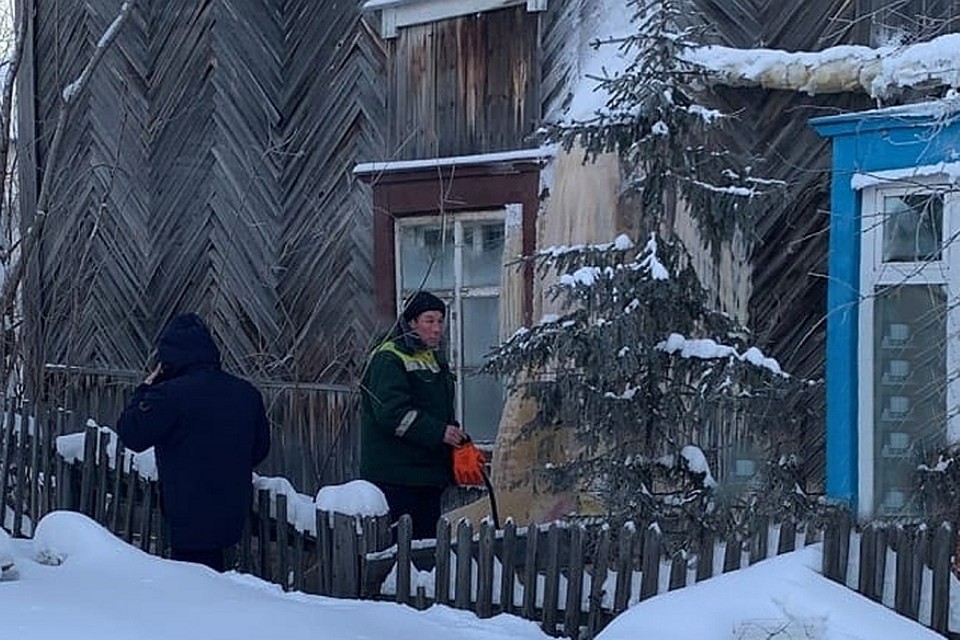 В Лабытнанги коммунальщики объяснили причину замерзших нечистот на стене дома Фото: lbt.yanao.ru
