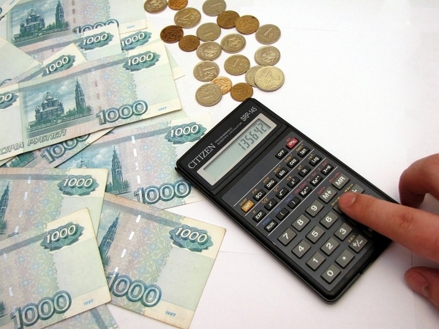 Начисляя зарплату, бухгалтер не забывала и про себя.