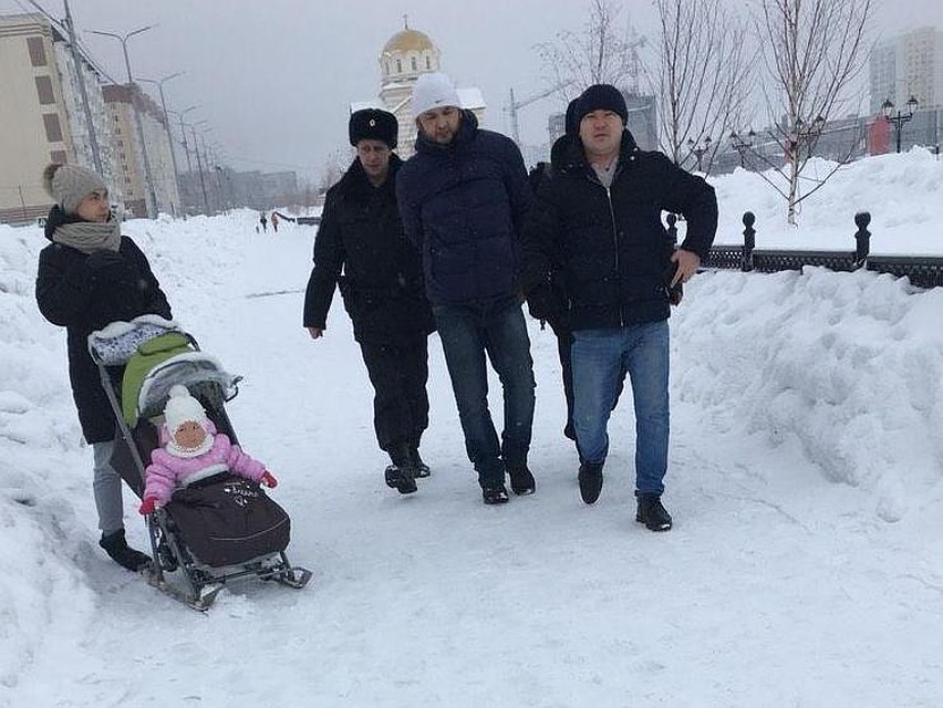 Жители Солнечного-2 запечатлели момент задержания подозреваемого в педофилии