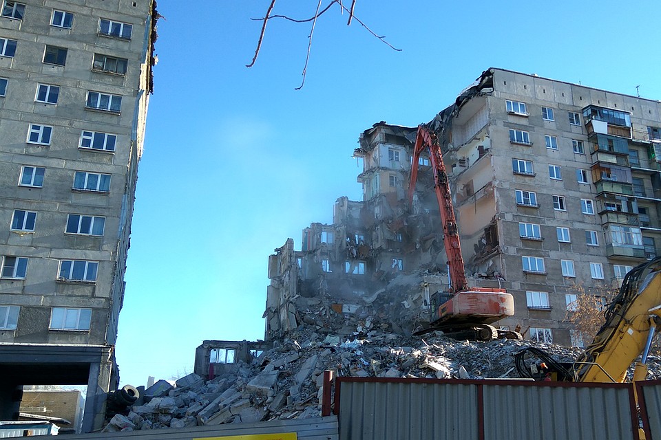При взрыве обрушился седьмой подъезд дома.