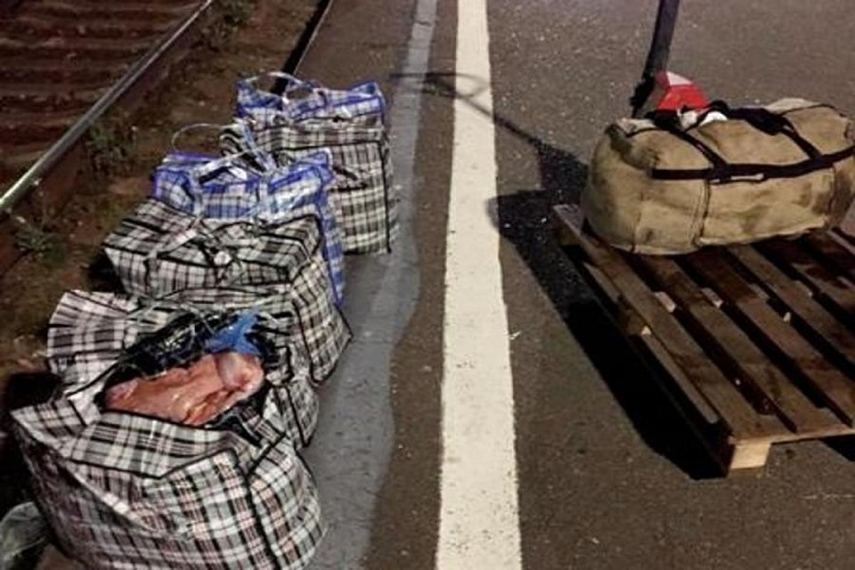 Наши граждане пытаются контрабандой провезти в Россию сало, мясо и колбасы (Фото: bryansktoday.ru).