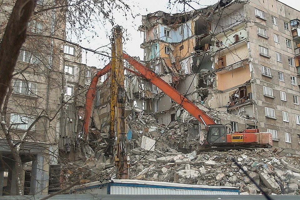 Разбор завалов идет почти круглосуточно.