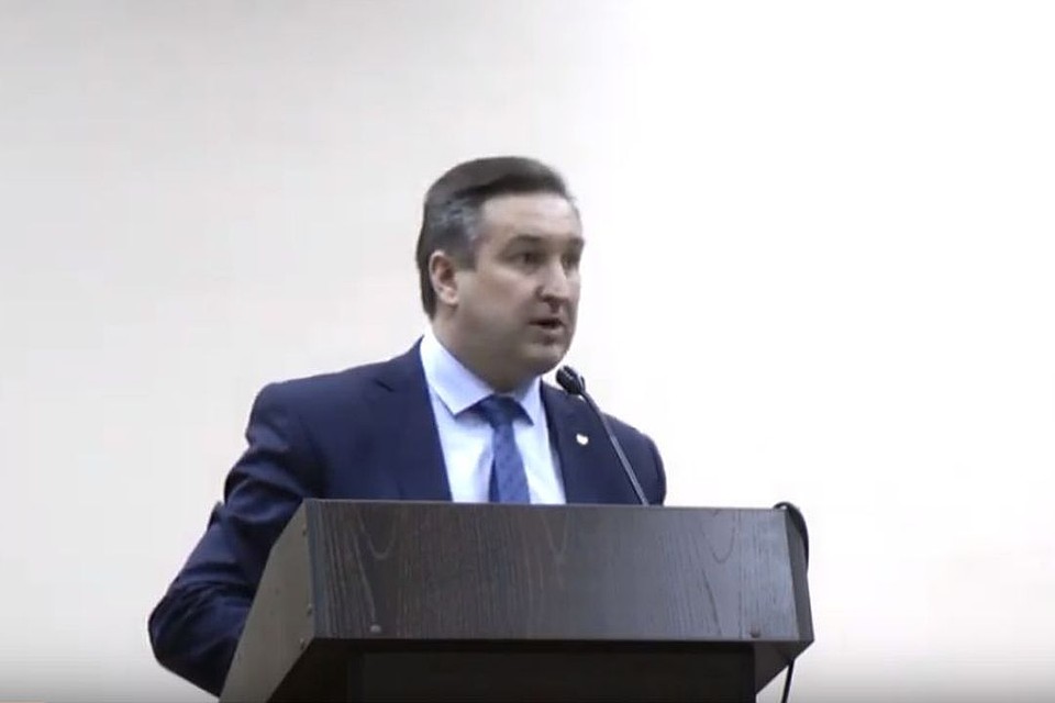 Стоп-кадр с youtube.com 06.02.2019 Собрание жителей по ситуации с водой в Колывани.
