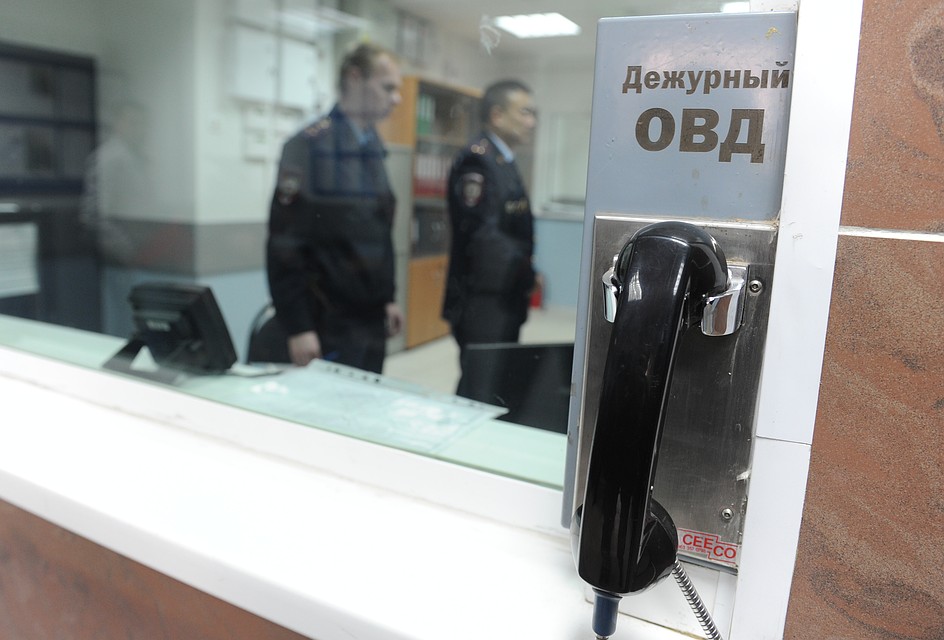 В Печорах полиция устанавливает личность мошенника, который обманул пожилую женщину сообщением о вымышленном ДТП с участием ее внука.