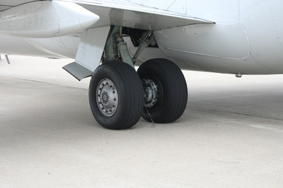 Колесо у Boeing 737-800 заменили.