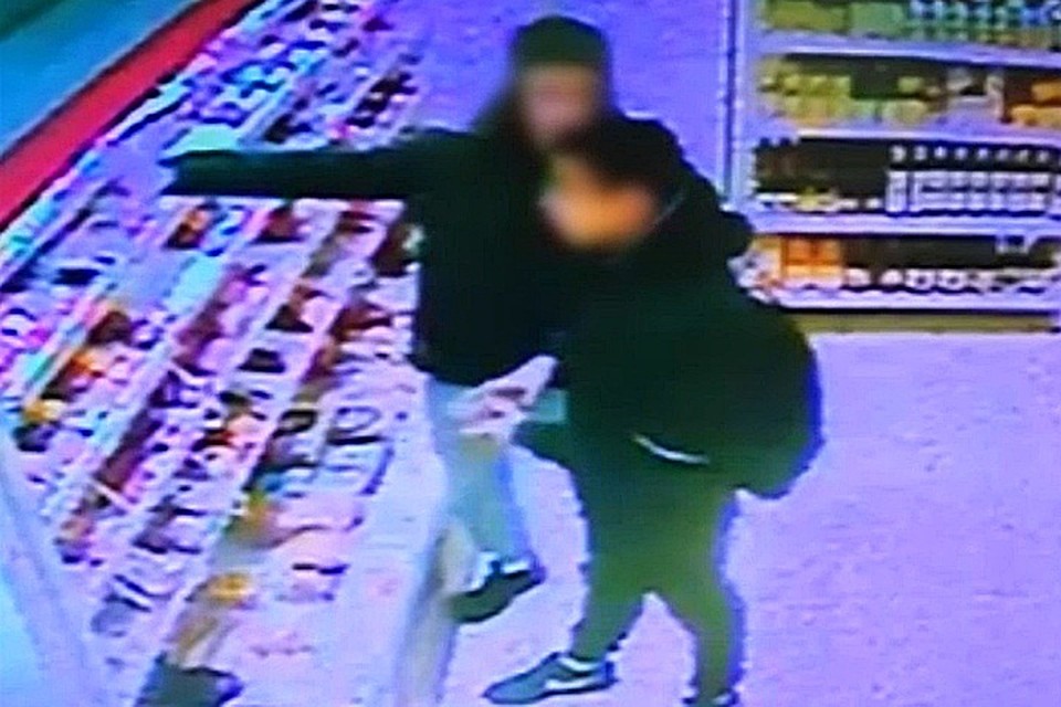 Подростки из Кандалакши таскали продукты прямо перед камерой видеонаблюдения. Фото: пресс-служба УМВД по Мурманской области