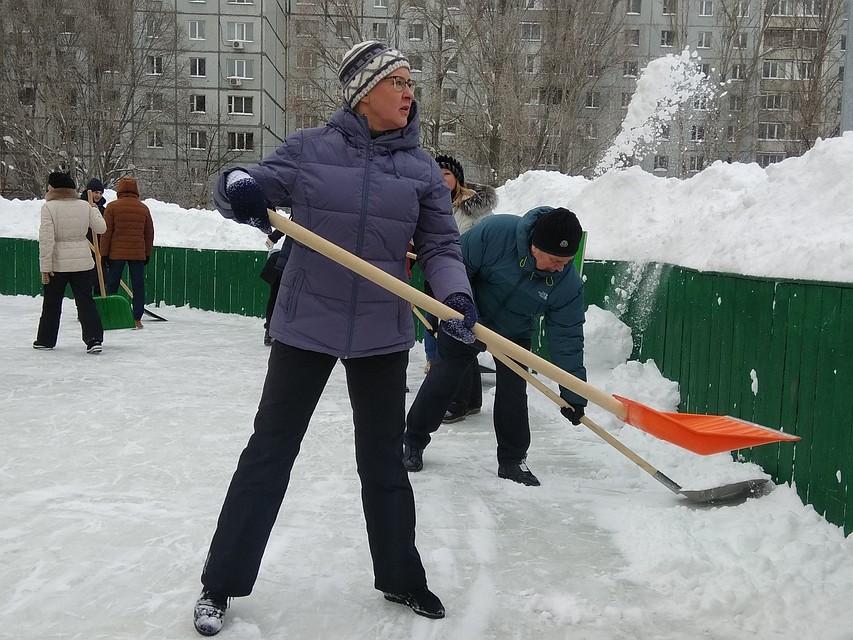 Глава города лично взялась за лопату и пошла расчищать дворы от снега