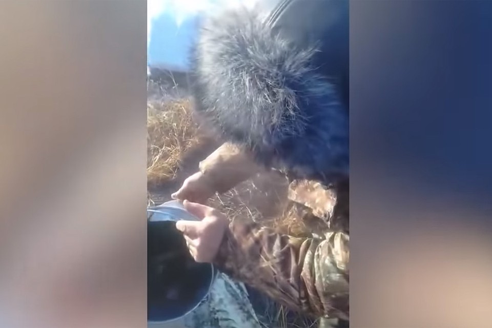 Очевидцы успели набрать из канавы несколько фляг спирта. Кадр из видео.