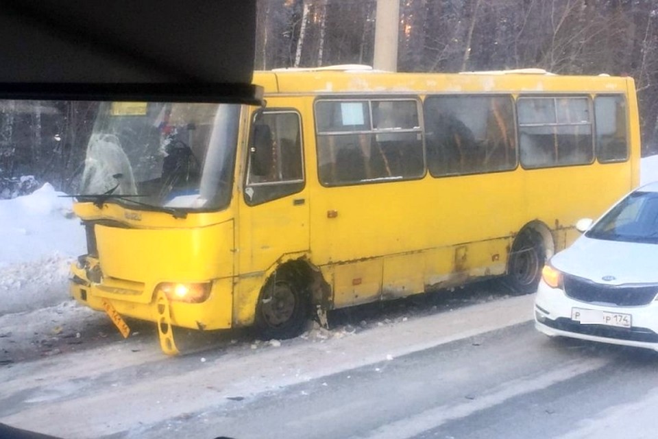 У автобуса был серьезно поврежден бампер. Фото: ДТП Екатеринбурга, vk.com