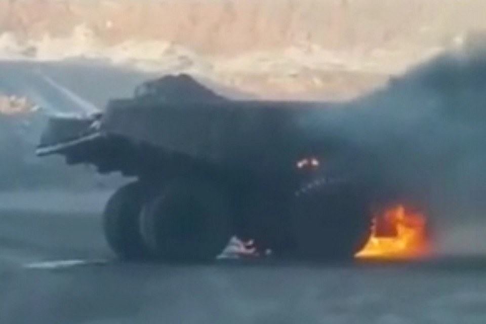 На видео никто не пытается потушить самосвал. Кадр: «ВКонтакте»