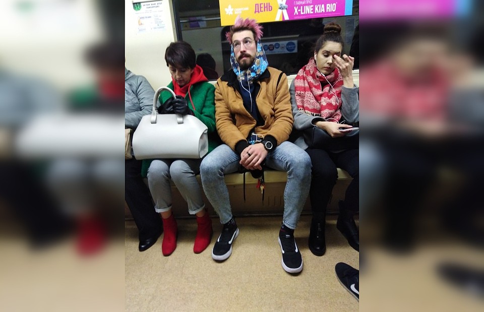 Сибиряк поднял настроение пассажирам метро своим выбором цвета волос. Фото: vk.com/subwaynsk.