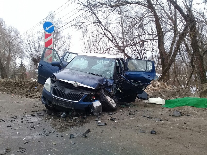 Во время столкновения в автомобиле "Школа" погибли двое Фото: УГИБДД России по Тверской области