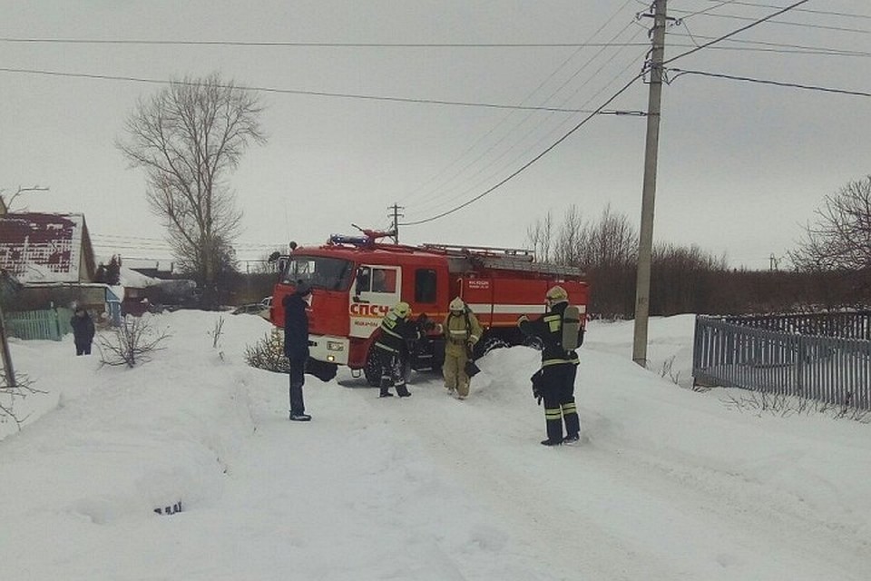 Автомобиль застрял в сугробе, пока горел дом многодетной семьи