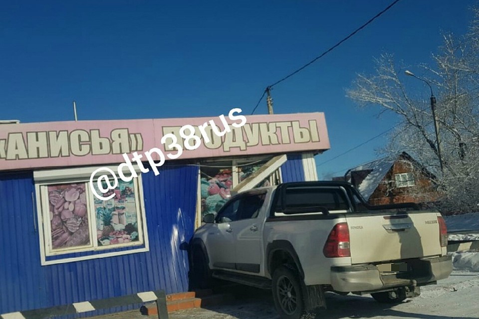 Внедорожник протаранил торговый павильон в Иркутске. Фото: группа ДТП38RUS.
