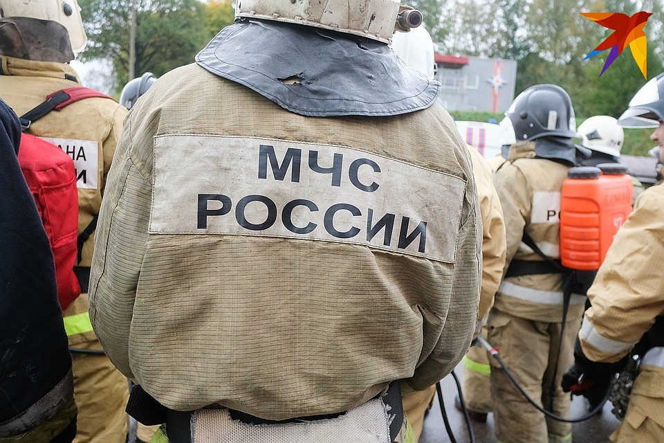 Причину пожара устанавливают специалисты МЧС