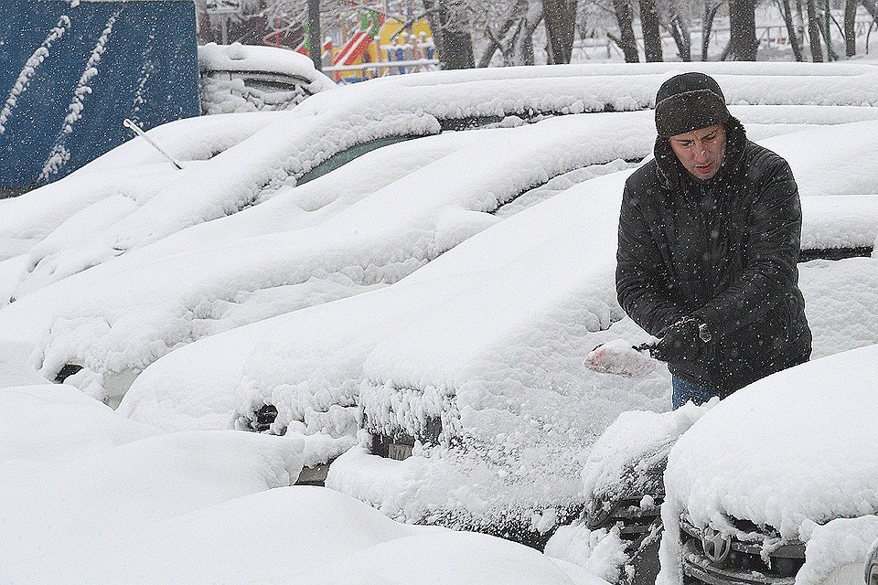 В среду на Москву обрушился мокрый снег.