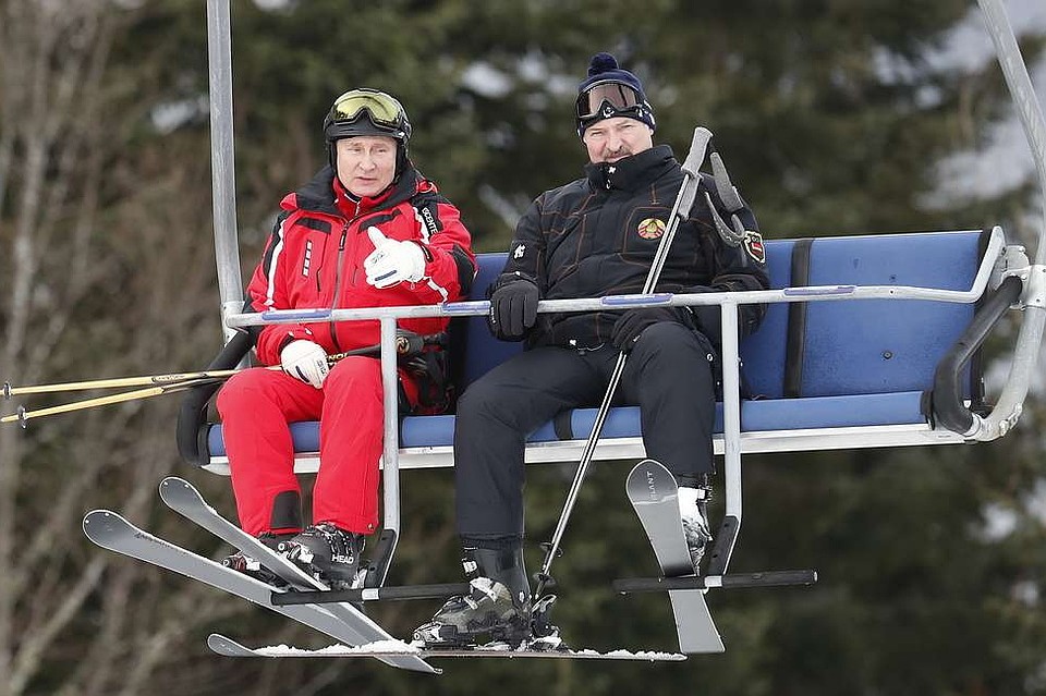 Лукашенко и Путин в Сочи вместе покатались на лыжах. Фото: EPA-EFE/SERGEI CHIRIKOV/POOL