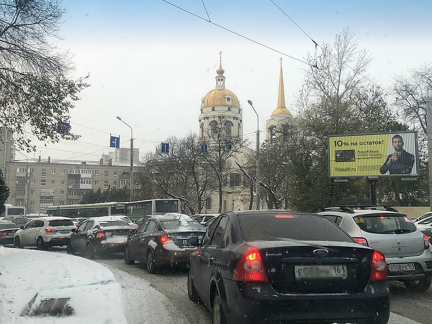Любой погодное явление - хоть снег, хоть дождь - всегда превращают ростовские улицы в сплошную пробку.