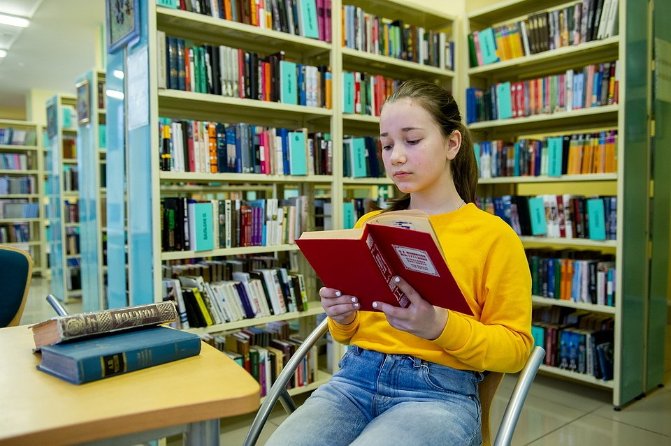 Если у вас есть желание проредить свои книжные полки, то книги можно отдать в библиотеку.