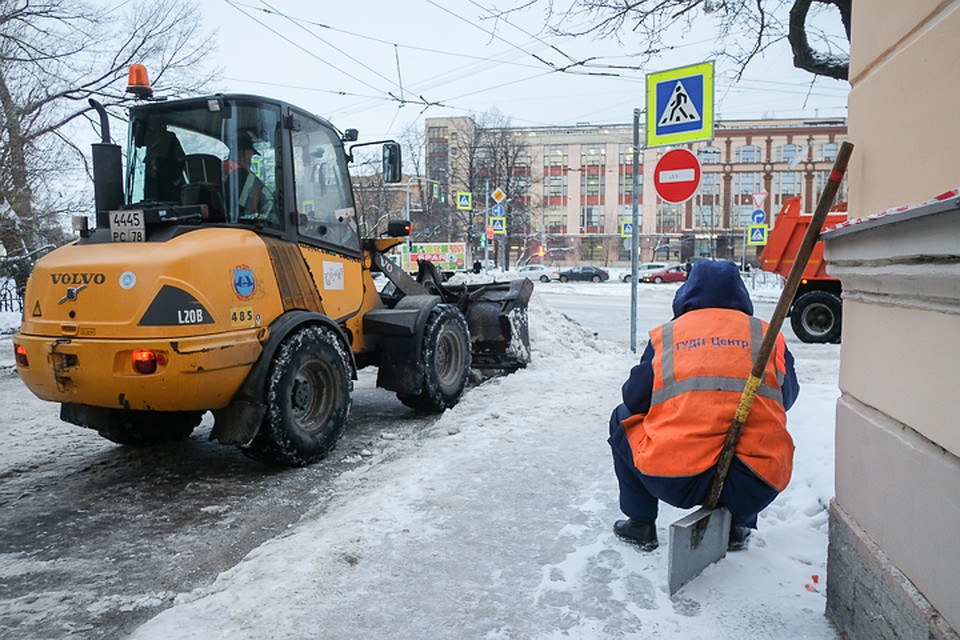 С начала зимы с улиц Петербурга вывезли почти 3 миллиона кубометров снега.