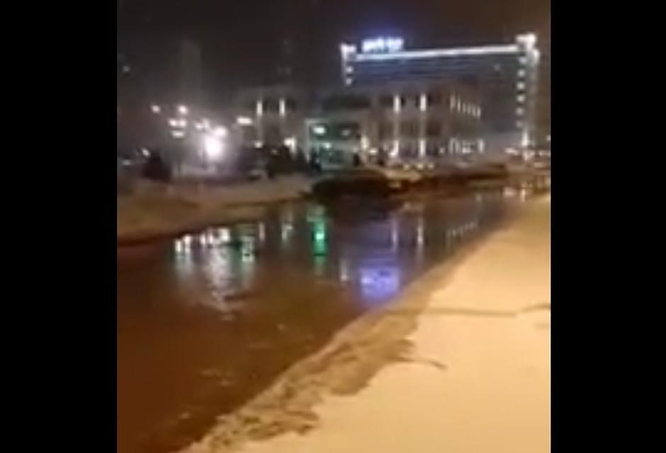 Центр Новокузнецка затопило из-за коммунальной аварии. Фото: кадр видео youtube.