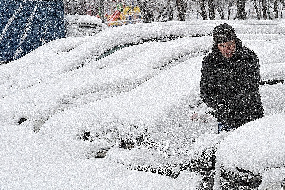 Водителей попросили отказаться от личного транспорта из-за гололеда