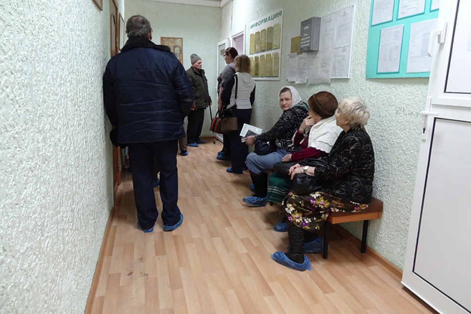 В поликлиниках наплыв больных