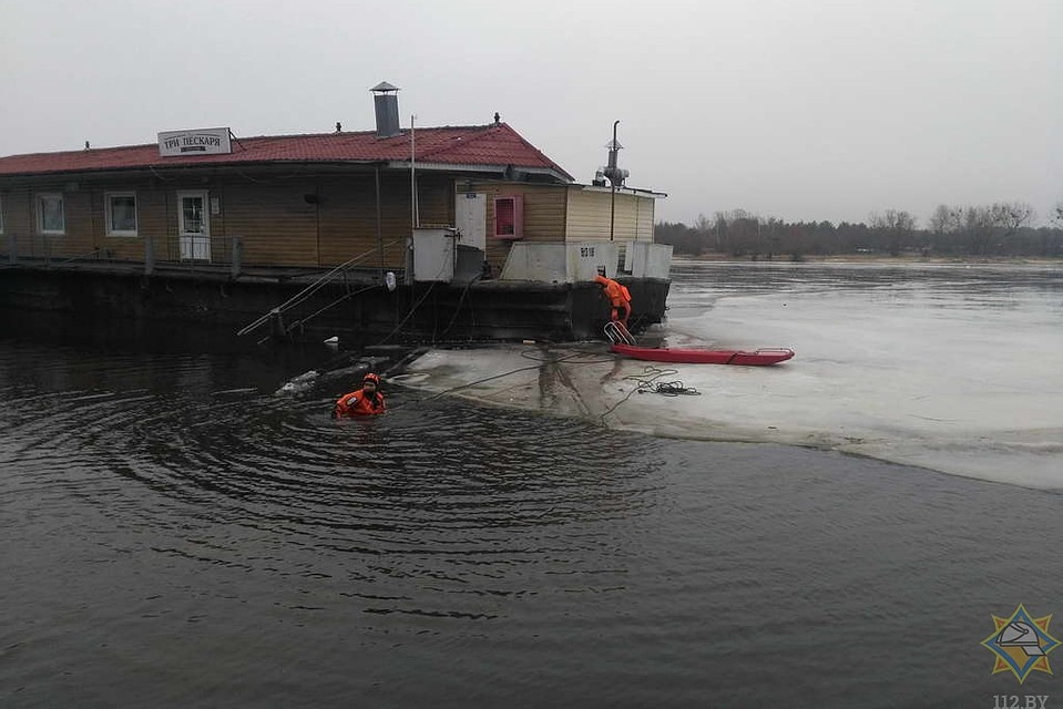 Ледоход снес баржу-бар с людьми в Припять. Фото: МЧС