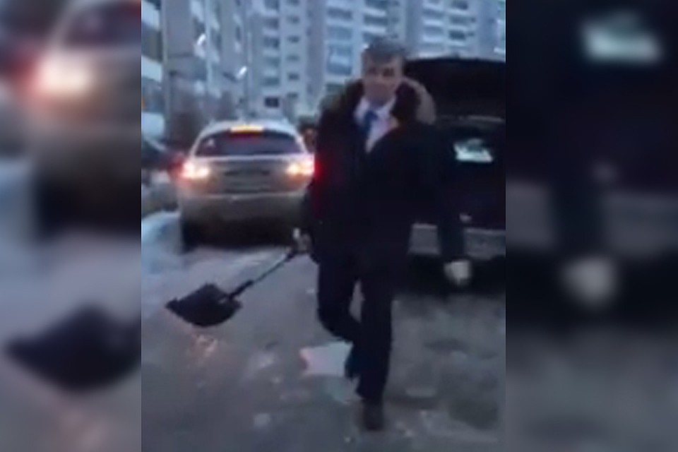 Депутат гордумы Дзержинска обматерил женщину и набросился на нее с лопатой из-за ДТП