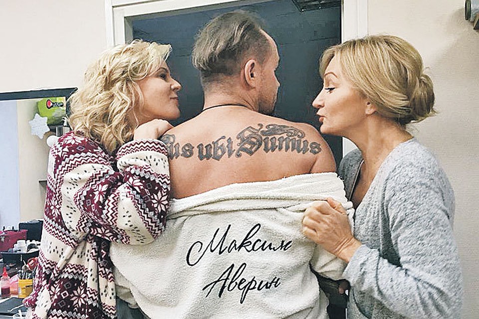 Женщины раздевают Аверина не только глазами. С Марией Куликовой (слева) и Анной Якуниной. Фото: instagram.com