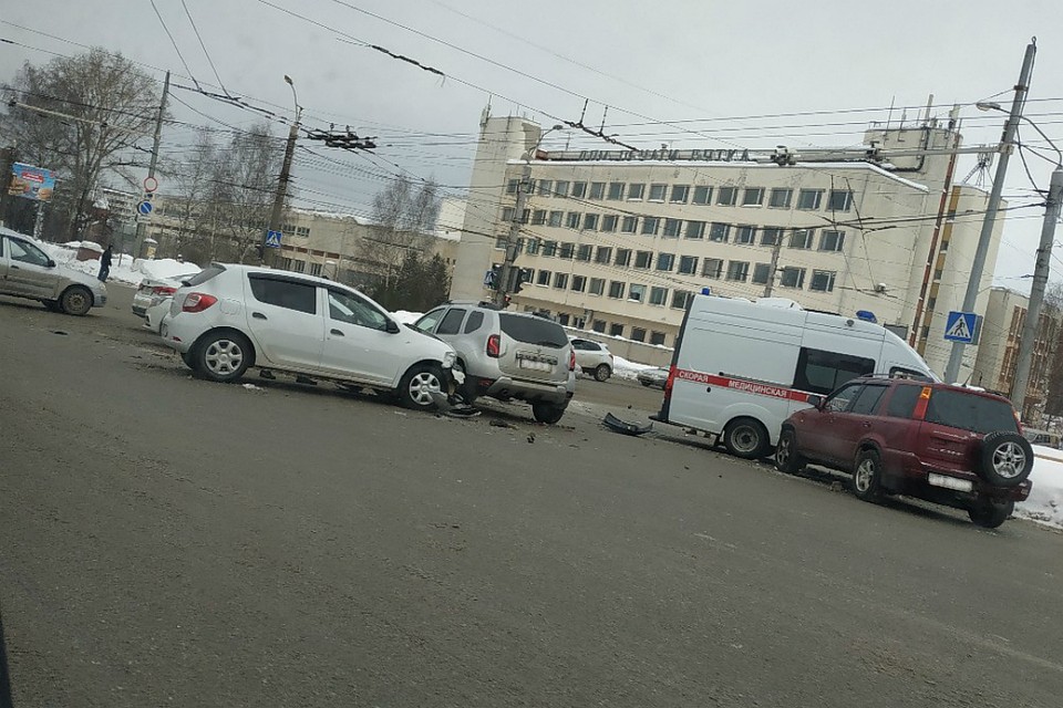 После столкновения обе машины занесло на встречные авто. Фото: Дмитрий ЗЕМЦОВ vk.com/kirovdps