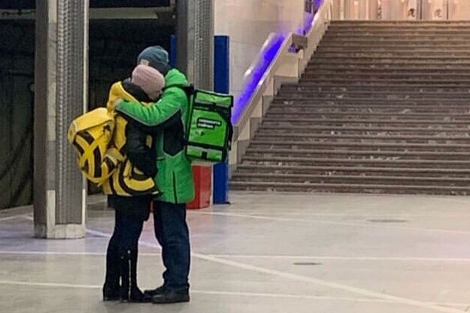 Влюбленных видели и в метро. и на улицах города.