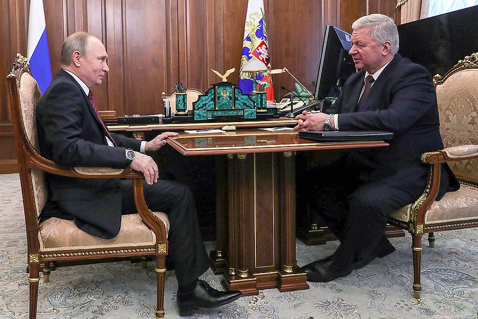 Президент России Владимир Путин и председатель Федерации независимых профсоюзов России Михаил Шмаков во время встречи в Кремле. Фото Михаил Климентьев/пресс-служба президента РФ/ТАСС