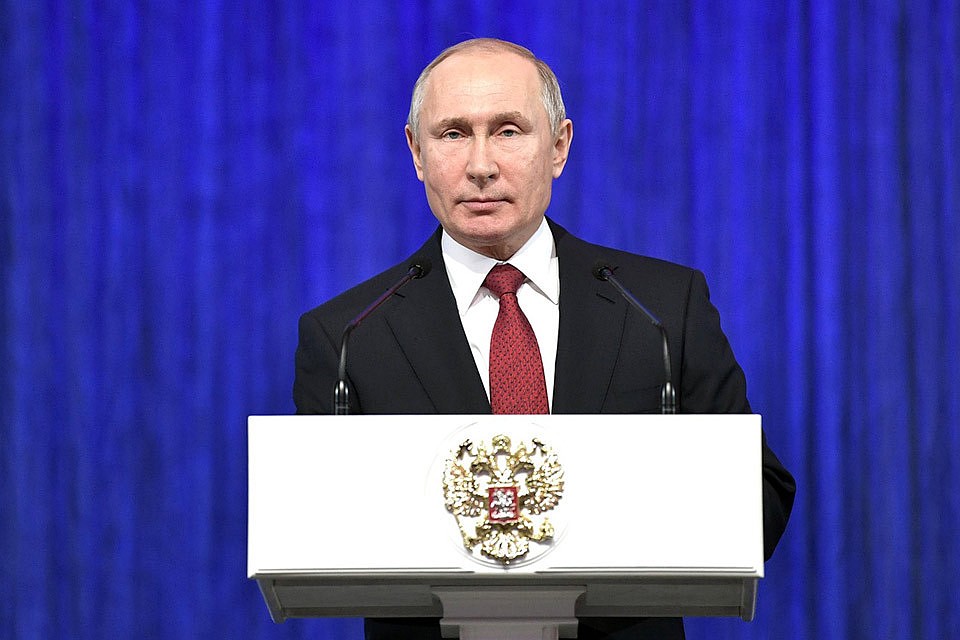 Президент РФ Владимир Путин во время выступления на праздничном концерте в Государственном Кремлевском дворце накануне Дня защитника Отечества. Фото kremlin.ru