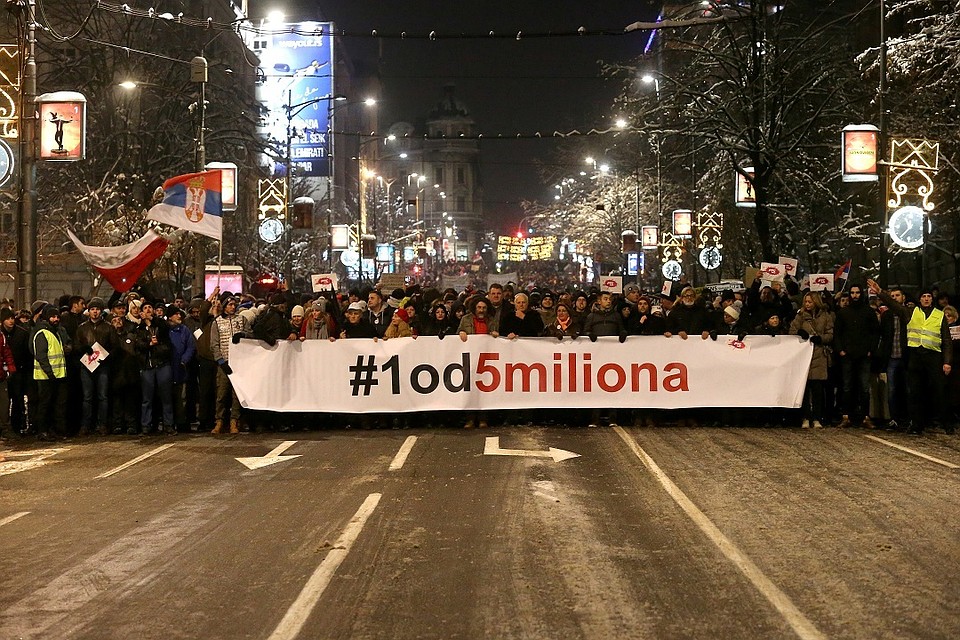 Основным лозунгом акции протеста в Белграде стала фраза "Один из пяти миллионов"