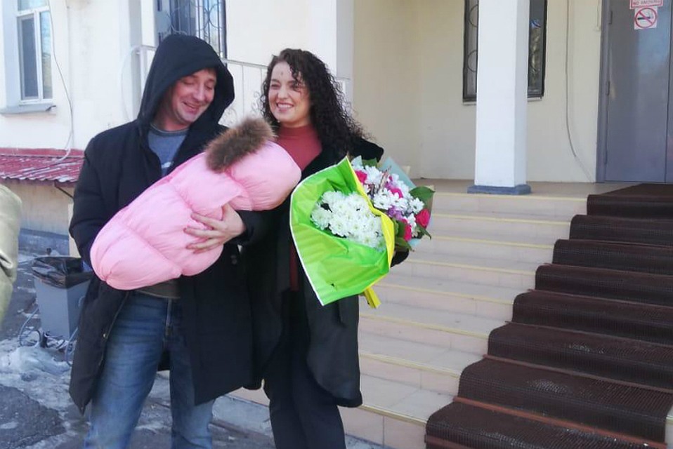 «А если бы малышка погибла»: жительница Хабаровска рассказала, как рожала на кафельном полу роддома в одиночестве