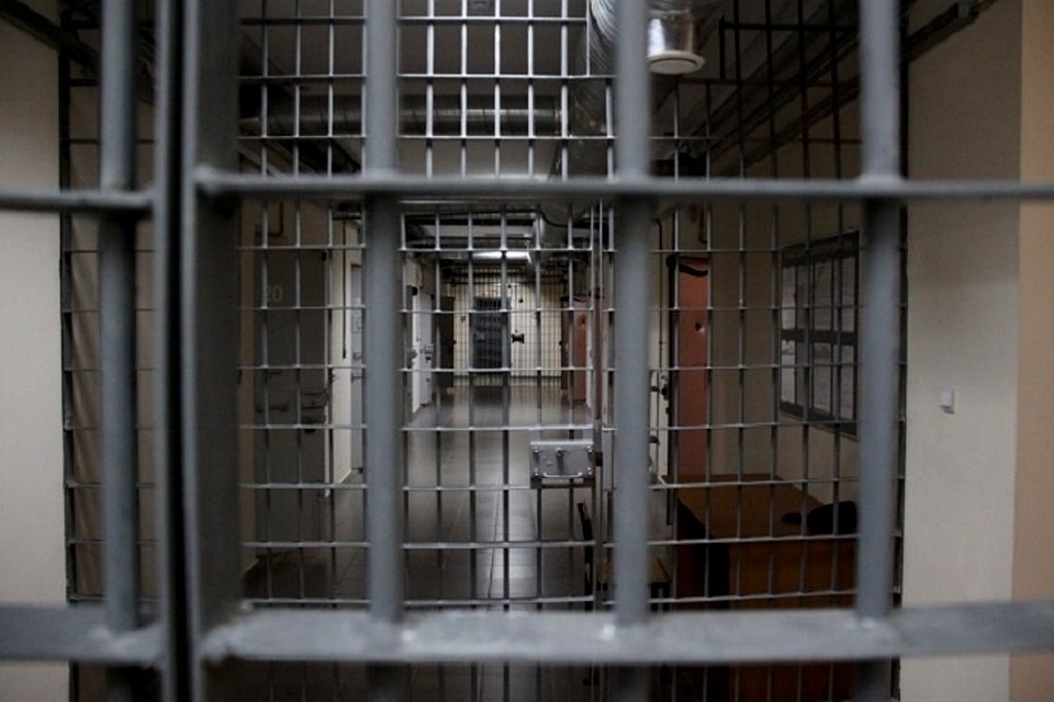 В изоляторе временного содержания мужчина провёл около двух дней.