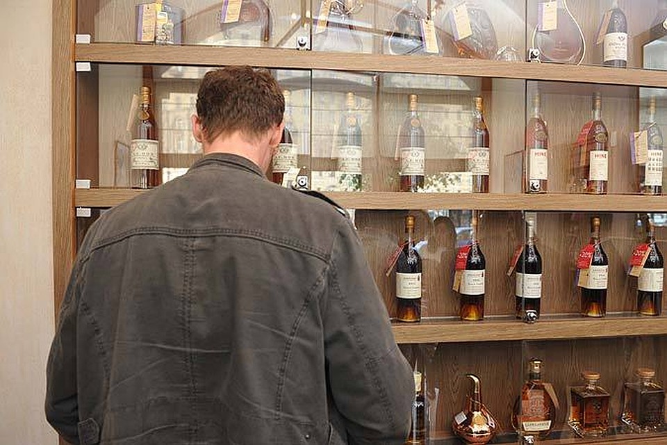 "Лучше выпить, чем отдать" - подумал продавец.
